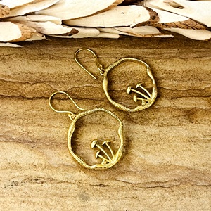 Boucles d'oreilles pendantes champignon bohèmes au design unique, boucles d'oreilles tribales en laiton pour femmes, plaquées or 18 carats, boucles d'oreilles créoles nature pour la vente en gros OEM ODM - Product Image 3