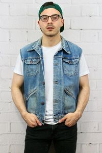 Gilet en jean délavé pour homme, col rabattu, boutons sur le devant, poches, style streetwear décontracté, coupe classique, printemps - Product Image 1