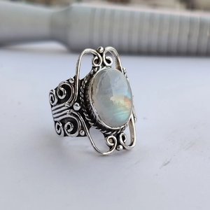 Anillo de Cabujón de Piedra Lunar de Fuego, Plata de Ley 925, Joyería Artesanal de Destaque - Product Image 1