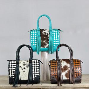 Sac Speedy en cuir de luxe avec panneau en cuir de vachette à motif damier, détail pompon, design noir et blanc - Product Image 6