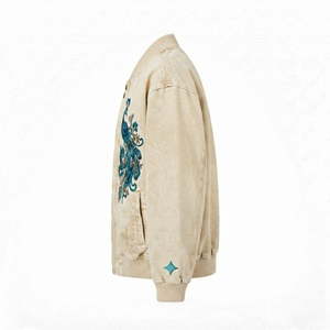 Chaqueta Varsity Beige Vintage Lavada Personalizada de Alta Demanda al por Mayor para Hombre con Bordado de Pavo Real, Estilo Urbano Casual Oversize con Cierre Frontal Completo - Product Image 4