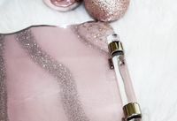 Elegantes Art-Deco-Tablett mit vertikalem Blumenmuster, rechteckig, multifunktional, berührungsempfindlich, aus rosa Epoxidharz, MT Exports für Weihnachten