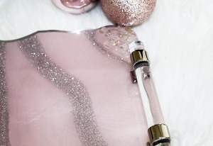 Elegante Bandeja Rectangular de Resina Epoxi Rosa con Patrón Floral Vertical Art Deco, Multifuncional y Táctil - Product Image 5