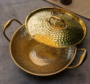 Lujoso juego de utensilios de latón real sobre un elegante pedestal acanalado elevado con una tapa elegante. Disponible a precio de mayorista. - Product Image 2