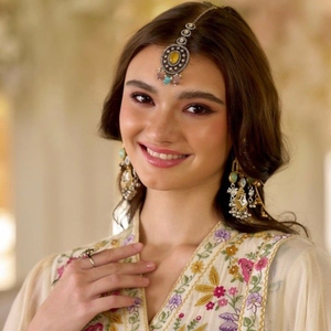 Ensemble de costume brodé en georgette de créateur avec pantalon et dupatta assortis, un ensemble ethnique conçu pour les mariages. - Product Image 1