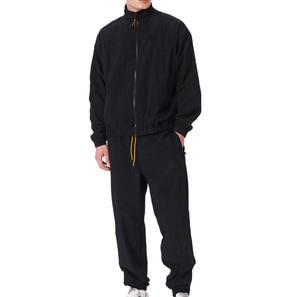 Conjunto Deportivo de Dos Piezas para Hombre, Chaqueta Cortavientos con Cierre y Pantalones Deportivos de Nailon y Poliéster - Product Image 1