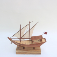 Bateau rapide artisanal modèle Dhow en bois de haute qualité, sculpté, sur pieds, fabrication Gia Nhien, faible MOQ, conception personnalisée Feng