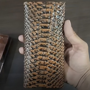 Cartera minimalista moderna de doble pliegue para hombre con acabado texturizado duradero y compartimentos interiores para tarjetas con detalles de lujo - Product Image 1
