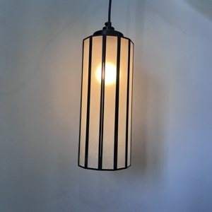 Luminaire suspendu long en verre noir et blanc avec LED, cadre métallique blanc chaud doux et lampe de plafond intégrée - Product Image 3