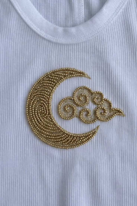 T-shirt en coton blanc Shannon Ashley pour Lily Zneimer OP81, motif brodé paysage urbain perlé, fait main - Product Image 1