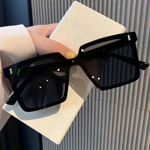 Nouvelle Arrivée Lunettes de Soleil Noires à Grande Monture Protection UV Extérieures Amincissantes Élégantes de Luxe pour Femmes Ultra Légères Vente en Gros - Product Image 1