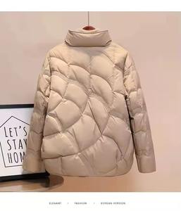 Veste matelassée pour femme en polyester 100% personnalisée à carreaux, col montant, design matelassé, coupe-vent, caractéristiques écologiques pour une utilisation en extérieur - Product Image 3