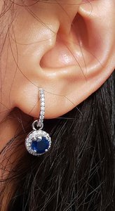 Pendientes de Oro Sólido de 14K con Zafiro Azul y Diamantes, Pendientes Huggie con Halo Redondo de Zafiro, Fabricante OEM ODM, Regalo para Novia - Product Image 2