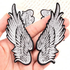 ป้ายปักลายปีกขนนกสีรุ้งสวยงาม ประดับเลื่อม ติดเสื้อผ้าได้ - Product Image 1