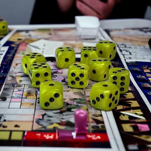 Jeu de dés en résine verte artisanale avec points noirs pour jeux de société, jeu de dés fait main pour jeux et jeux de table - Product Image 4