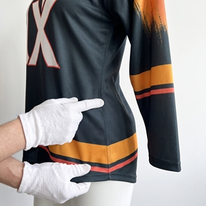 Camiseta de Hockey Unisex Personalizada, Corte Ajustado, Sublimada, con Nombre y Número del Equipo, Cuello en V, Paneles de Malla Ventilada, Manga Larga - Product Image 6