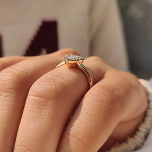 Anillo de Diamante Corte Pera Premium con Engaste de Puntas Tipo Bisel, Oro de 10KT, 14KT, 18KT, Joyería Nupcial de Laboratorio, Proveedor Mayorista en Línea - Product Image 6