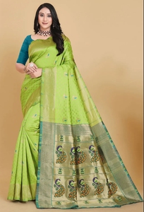 Sari en soie vert à motif unique, bordure vert foncé avec tissu brillant, idéal pour les mariages, les fêtes et les festivals. - Product Image 1