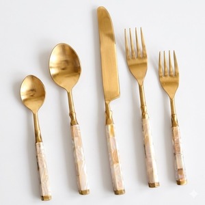 Juego de cubiertos dorados mate con mangos de nácar, aptos para lavavajillas, elegantes juegos de cubiertos para bodas en oferta. - Product Image 1