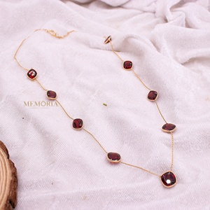 Collier chaîne à maillons en or jaune massif 18 carats avec grenat rouge taille coussin serti clos, bijoux fins en pierres précieuses pour femme, idéal pour les fêtes - Vente en gros - Product Image 2