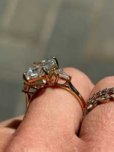 Bague de fiançailles à trois pierres en diamant de laboratoire taille radiant de 3 carats, bague en diamant radiant certifiée IGI - Product Image 6