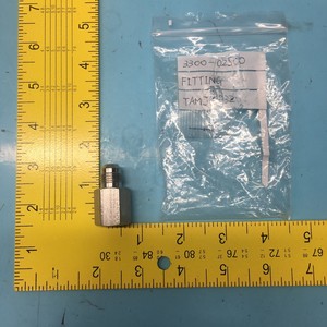 Conector AMAT 3300-02500 Hembra 3/8 T OD X 1/4 - Equipo y Piezas de Semiconductores de Confianza de Tradicción Global - Product Image 1