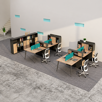 Bureau de travail commercial rectangulaire moderne pour 4 personnes avec dessus imitation bois, écrans d'intimité turquoise et rangement intégré