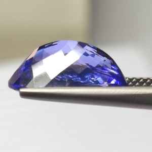 แทนซาไนต์ทรงรีเจียระไนแบบเหลี่ยมคม ขนาด 10x14 มม. น้ำหนัก 6.18 กะรัต คุณภาพเยี่ยม เหมาะสำหรับทำจี้ทองและแหวนเป็นของขวัญ - Product Image 4