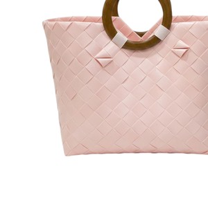 Sac à main chic en plastique tressé avec poignée en bois ronde de qualité supérieure et sac fait main rose décontracté pour femmes - Product Image 4