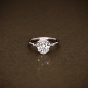 Anillo de Compromiso de Diamante Cultivado en Laboratorio con Corte Oval de Lujo, Certificado IGI, Centro Ovalado con Diamantes Laterales Marquise y Redondos - Product Image 2