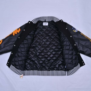 เสื้อแจ็คเก็ตวาร์ซิตี้ผู้ชายสีดำ แขนหนัง PU ปักโลโก้ด้านหน้า สไตล์สตรีทแวร์ สำหรับฤดูใบไม้ร่วง พร้อมบริการ OEM - Product Image 5