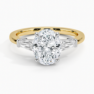 Anillo de Diamantes con Corte Ovalado, Tres Piedras, 3 Quilates, Piedras Laterales Cónicas Baguette, Oro Amarillo, Joyería de Compromiso, Certificado IGI, Lujo - Product Image 1
