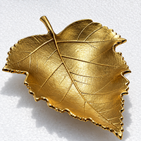 Plateau de service décoratif en métal plaqué or de haute qualité, en aluminium moderne, en forme de feuille d'or, avec logo personnalisé pour la vente en gros