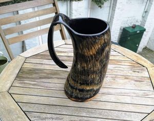 Tazas de cuerno artesanales originales producidas con atención al detalle que ofrecen una sensación auténtica, un peso equilibrado y son el compañero perfecto para la taberna. - Product Image 1
