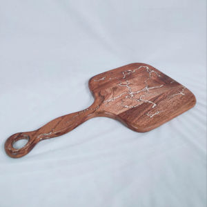 Planche à fromage et planche à découper en bois de résine écologique de style moderne, design personnalisable, bois d'acacia, usage domestique et commercial - Product Image 1