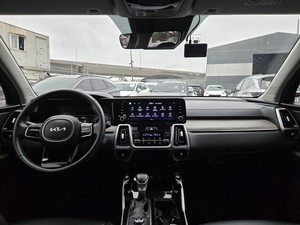 SUV Sorento Gris Usado, Vehículo Utilitario Deportivo Mediano, 5 Puertas, Diésel, Resistente, Ideal para Viajes Familiares - Product Image 3