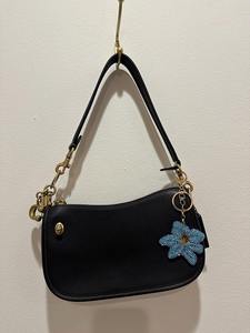 Amuleto de autobús de Nueva York bordado con cuentas hecho a mano, moderno, lindo, elegante, lujoso, novedoso, hermoso y personalizado de glowin fashion - Product Image 2