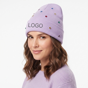 Bonnet d'hiver tricoté personnalisé brodé, doux et chaud, violet, avec décoration de perles et strass pour femme - Product Image 4