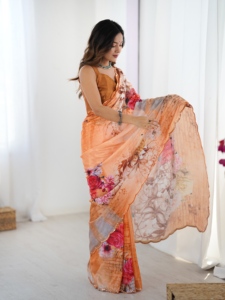 Hermoso sari Kutchi de chinnon pesado con estampado de espejos para mujer, disponible al mejor precio, para bodas y uso casual. - Product Image 6