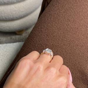 Anillo de Diamante Cultivado en Laboratorio con Corte Radiante de 5 Quilates para Mujer |   Anillo de compromiso de lujo con halo oculto |   Elegante Joyería Nupcial para Novia - Product Image 4