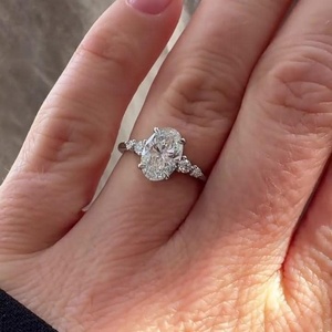 Bagues de fiançailles et de mariage solitaires en diamant ovale de laboratoire avec pierres d'accentuation rondes, classiques pour femmes, personnalisées en or massif 10K 14K, vente en gros - Product Image 1