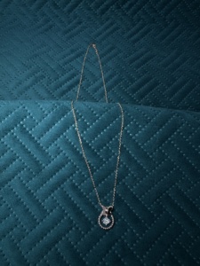 Collar con Colgante de Mariposa en Oro Rosa de 18K, Diamante Cultivado en Laboratorio de 0.195 CT, 4.71g de Oro Sólido, Certificado IGI, Diseño Minimalista Inspirado en la Naturaleza - Product Image 2