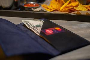 Tarjetero de Cuero Genuino Hecho a Mano, Clásico, de Lujo, Delgado, para Restaurantes, Modelo LBH-0205 - Product Image 3