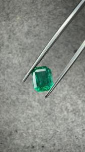 พลอยมรกตธรรมชาติจากเหมืองแซมเบีย รับรองโดย GIA น้ำหนัก 1.86 กะรัต รูปทรงแปดเหลี่ยมเจียระไนแบบ Step Cut สีเขียวสดใส สำหรับเครื่องประดับหรูหราสั่งทำพิเศษ - Product Image 2