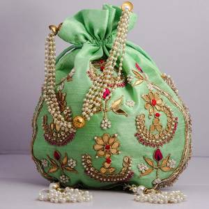 Bolso Potli de seda verde hecho a mano con bordado de cuentas doradas y detalles de perlas para ocasiones de boda por AALIYAN IMPEX. - Product Image 3