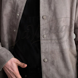 เสื้อแจ็คเก็ตหนังกลับแท้สีเทาสำหรับผู้ชาย ทรงคลาสสิก ติดกระดุม ทรงเข้ารูป สัมผัสนุ่ม สวมใส่สบาย เสื้อคลุมลำลองคุณภาพพรีเมียม - Product Image 2