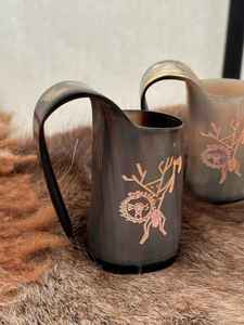 Corne à boire Viking gravée et polie, en corne de buffle naturelle, faite à la main, avec logo personnalisé, style médiéval, taille moyenne - Product Image 4