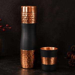 Elegante Botella Metálica Ecológica de Cobre Martillado Negro Mate para Bienestar, Bebedero Portátil de Viaje, Clásico y Tradicional - Product Image 5