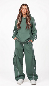 Ensemble survêtement deux pièces oversize streetwear pour femme avec logo personnalisé, poches cargo, coupe ample, rayures, mode, production en gros OEM - Product Image 5