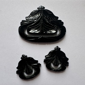 Coffret de 3 pierres en onyx noir naturel TFH, 110 carats, tailles de 47x38 (grande taille) à 25x24 (petite taille) mm, polies à la main. - Product Image 4